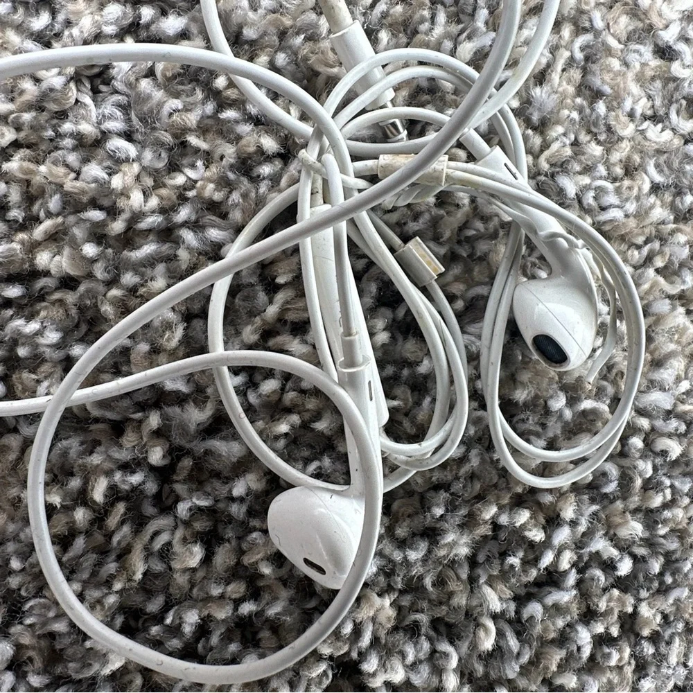 Apple White On-Ear Headphones Apple EarPods Headphones with 3.5 mm Plug White